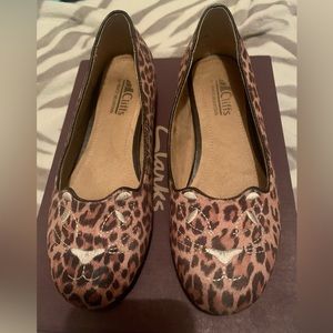 Pre loved Cliffs White Mountain leopard cat face shoes. Size 7.